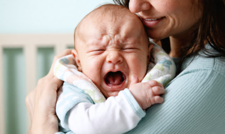 découvrez des astuces efficaces pour apaiser rapidement votre bébé qui pleure après la tétée et retrouvez des moments de calme en toute sérénité.
