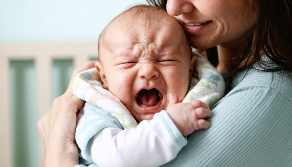 découvrez des astuces efficaces pour apaiser rapidement votre bébé qui pleure après la tétée et retrouvez des moments de calme en toute sérénité.