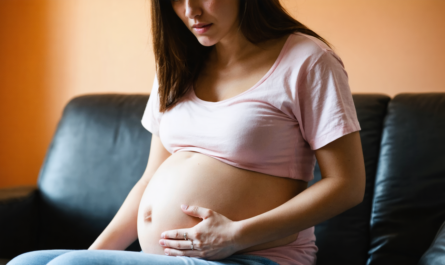 découvrez quand les crampes abdominales en début de grossesse sont normales et à quel moment il est important de consulter un professionnel de santé pour assurer votre sécurité et celle de votre bébé.